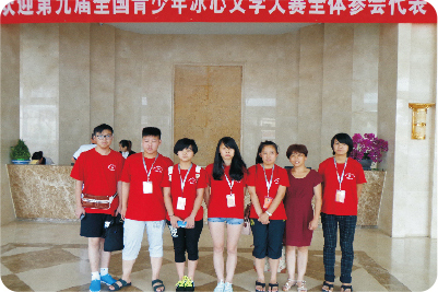 北京作文大賽合影，依次為吳京航、王強、金佩、羅洋洋、袁璐（帶隊老師）、黃佳麗
